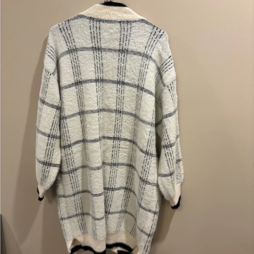 Heartloom Cream and Black Knit Cardigan - Picture 6 of 7